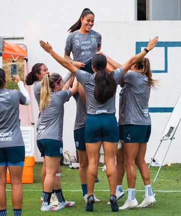 La mediocampista llega procedente de Atlético Nacional, siendo una de las jugadoras más destacadas del semestre. Además, es eje fundamental en el mediocampo de la Selección Colombia, fue parte del equipo que disputó los Juegos Olímpicos. Tiene amplio recorrido en el fútbol internacional, sobre todo en el español.