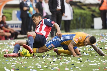 El jugador de Chivas se lesionó el brazo izquierdo tras una mala caída frente a Monarcas Morelia en el torneo Apertura 2013.