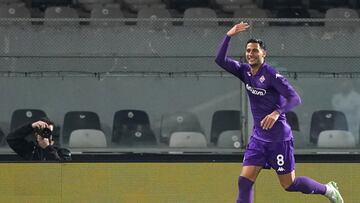 Mandragora celebra un gol con la Fiorentina.