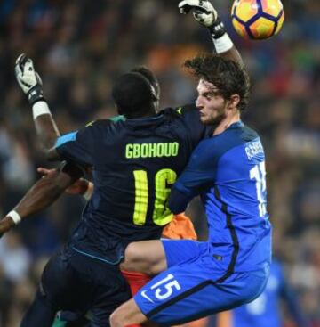 France's midfielder Adrien Rabiot (R) vies with Ivory Coast's goalkeeper Sylvain Gbohouo (C) during the friendly football match France vs Ivory Coast on November 15, 2016 at the Bollaert stadium in Lens. / AFP PHOTO / DENIS CHARLET
