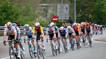 MARKINA (BIZKAIA), 11/04/2025.- El pelotón cruza en un primer paso por la línea de meta de Gernika durante la quinta etapa de la 64 edición de la Itzulia Basque Country-Vuelta al País Vasco que se disputa este viernes entre Orduña-Gernika. EFE/Miguel Toña