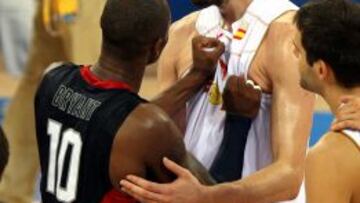 Kobe Bryant y Pau Gasol, tras la final olímpica de Pekín 2008.