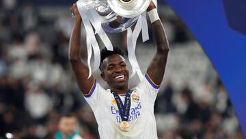 Vinicius con el trofeo de la Champions tras ganar la final de París.