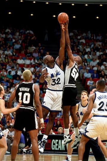 Duelo ante el que era uno de los grandes pívots de la NBA a su llegada: David Robinson.