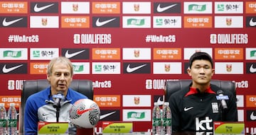 Jürgen Klinsmann y Kim Min-jae, durante una rueda de prensa el pasado noviembre.