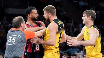 Tangana entre TLC y Giedraitis.