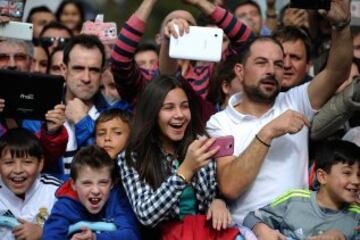 Aficionados esperando la llegada de los jugadores del Real Madrid al estadio de Balaídos.