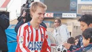 <b>SUS PRIMEROS FANS. </b>Gronkjaer firmó ayer sus primeros autógrafos como jugador del Atlético.