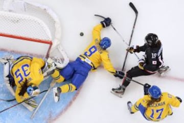 Partido de hockey sobre hielo femenino entre las selecciones de Suecia y Japón.