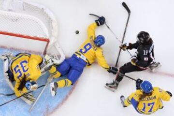 Partido de hockey sobre hielo femenino entre las selecciones de Suecia y Japón.