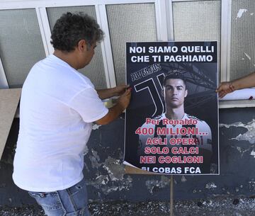 Continúan las protestas en contra del fichaje de Cristiano Ronaldo por parte de la Juventus de Turín. Ahora son los ex trabajadores de Fiat en Nápoles los que ha salido a la calle y han realizado una pegada de carteles. 