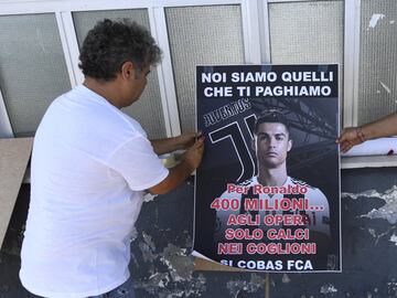 Continúan las protestas en contra del fichaje de Cristiano Ronaldo por parte de la Juventus de Turín. Ahora son los ex trabajadores de Fiat en Nápoles los que ha salido a la calle y han realizado una pegada de carteles. 