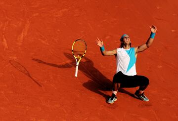 Celebración del tenista español tras el punto de la victoria en la final de Roland Garros de 2007. En la final se enfrentó a Roger Federer al que venció por 6-3 4-6 6-3 6-4.