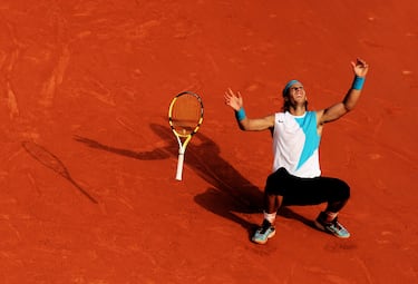 Celebración del tenista español tras el punto de la victoria en la final de Roland Garros de 2007. En la final se enfrentó a Roger Federer al que venció por 6-3 4-6 6-3 6-4.