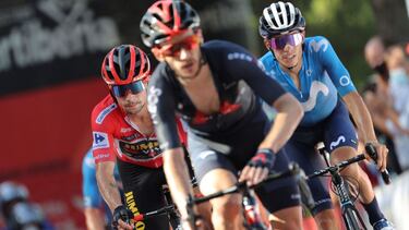 Los ciclistas (i a d) el esloveno Primoz Roglic, Jumbo-Visma; el británico Adam Yates, Ineos, y el español Enric Mas, Movistar, al llegar a meta en la séptima etapa de La Vuelta a España que transcurre, este viernes, entre las localidades de Gandía-Balcón de Alicante, con 152 km de recorrido.