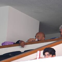 ¿Puede el Tuca Ferretti bajar al campo después de estar en el palco?