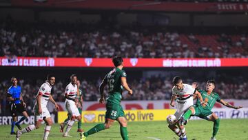 Futbol, Sao Pablo vs Cobresal.
Fase de grupos, Copa Libertadores 2024.
El jugador de Sao Pablo  Pablo Maia  disputa el balon contra Franco Garcia de Cobresal durante el partido por el grupo B de la Copa Libertadores en el estadio Morumbi, Brasil.
10/04/2024
AGIF/Photosport

Football, Sao Pablo vs Cobresal.
Group stage, Copa Libertadores 2024.
Sao Pablo's player  Pablo Maia vies the ball against Franco Garcia of Cobresal during the Copa Libertadores match for group B at the Morumbi stadium in, Brazil.
10/04/2024
AGIF/Photosport