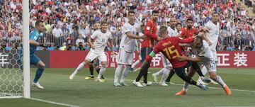 Sergey Ignashevich marca en propia puerta el 1-0 ante Sergio Ramos tras el lanzamiento de falta de Asensio.