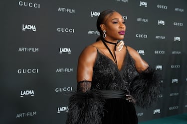 Serena Williams también es una estrella detrás de las cámaras. Ha aparecido en varias películas y series como en ‘La Ley y el Orden’, donde la estadounidense sale en el capítulo ‘Brotherhood’ de la quinta temporada. Más series como ‘Urgencias’ en la temporada 12 en el episodio 8 o ‘Divina de la muerte’ en la cuarta temporada. En cuanto a películas, ha participado en ‘7 Days In Hell’, ‘I am Bolt’ y ‘Ocean’s 8’. Es curioso que también sale en los Simpson de forma ficticia, en la temporada 12 en el episodio número 12, interpretando el personaje de Herself.