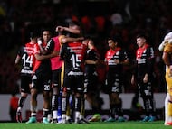 Jugadores del Atlas festejan un gol en la Liga MX.