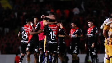 Jugadores del Atlas festejan un gol en la Liga MX.