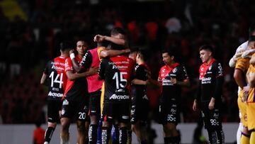 Jugadores del Atlas festejan un gol en la Liga MX.