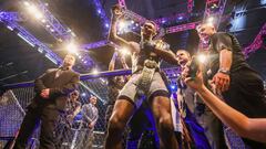 Israel Adesanya celebra su victoria en el UFC 243.