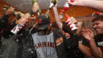 Madison Bumgarner celebr&oacute; como se merece su &eacute;pico triunfo en el encuentro que le enfrent&oacute; a Noah Syndergaard.