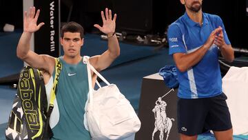 Carlos Alcaraz se despide del público del Open de Australia.