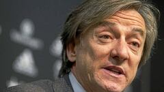 Valencia director blames "disgraceful" referee after Barça loss