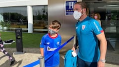 Muniain saliendo del Hotel de concentraci&oacute;n de Sevilla.