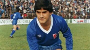 El delantero jugó 452 partidos en la U, en tres períodos distintos: 1974-1976, 1978-1983, y 1986-1990. Es el quinto jugador con más presencias en el equipo azul.
