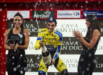 El ciclista español del equipo Tinkoff Saxo y líder de la clasificación general, Alberto Contador, celebra en el podio su victoria en la decimosexta etapa de la Vuelta a España 2014, con salida en San Martín del Rey Aurelio y llegada al Alto de La Farrapona-Lagos de Somiedo, con un recorrido de 160,5 kilómetros.