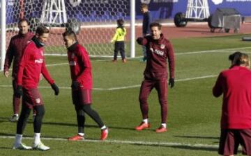 Simeone da órdenes a sus jugadores.