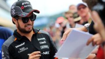 Sergio P&eacute;rez firmando aut&oacute;grafos a los fans en Spa.