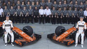 BRA05. SAO PAULO (BRASIL), 12/11/2017.- El piloto español Fernando Alonso (i) y el belga Stoffel Vandoorne (d) posan para la foto oficial de la escudería McLaren hoy, domingo 12 de noviembre de 2017, en el Gran Premio de Brasil de Fórmula Uno, en el autódromo de Interlagos, en la ciudad de Sao Paulo (Brasil). EFE/Sebastião Moreira