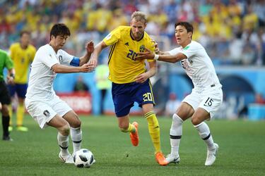 Ola Toivonen, Ki Sung-Yueng y Woo-Young de Corea del Sur.