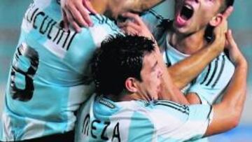 <b>EUFORIA. </b>Zuculini y Meza abrazan a Bella tras su gol.