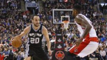 Manu Ginobili intenta driblar a Amir Johnson.