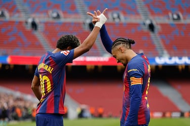 El jugador del FC Barcelona, Lamine Yamal, celebra el 2-0 al Villlarreal con Raphinha. 
