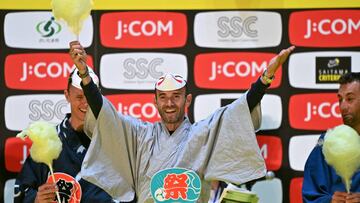 Alejandro Valverde sonríe a los aficionados del Criterium de Saitama.