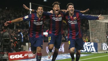 (L-R) Barcelona's Luis Suarez, Neymar and Lionel Messi celebrate a goal against Atletico Madrid during their Spanish First Division soccer match at Camp Nou stadium in Barcelona January 11, 2015. REUTERS/Albert Gea (SPAIN - Tags: SPORT SOCCER)
ALEGR