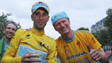 Nibali celebra con Vinokourov la conquista del Tour de Francia.