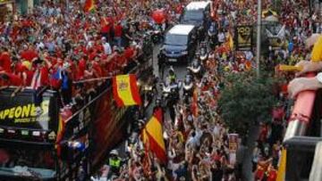 <b>PRESIDENTA Y AFICIONADA. </b>Esperanza Aguirre saluda a los campeones del mundo de fútbol durante la celebración del título en Madrid.