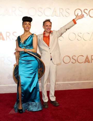 Kayo Shekoni y Johan Grimonprez posan en la alfombra roja del Dolby Theatre.