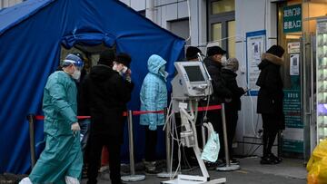 People wait in a line outside a fever clinic at a hospital amid the Covid-19 pandemic in Beijing on December 21, 2022. (Photo by JADE GAO / AFP) (Photo by JADE GAO/AFP via Getty Images)