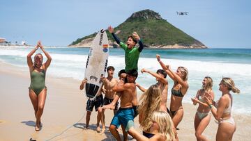 Hans Odriozola celebra a hombros de sus compañeros el Mundial Junior de Surf Sub16 conseguido en Rio de Janeiro, Brasil, el viernes 1 de diciembre del 2023.