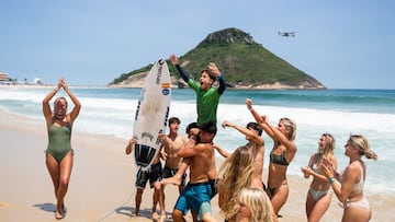 Hans Odriozola celebra a hombros de sus compañeros el Mundial Junior de Surf Sub16 conseguido en Rio de Janeiro, Brasil, el viernes 1 de diciembre del 2023.