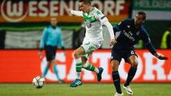 Draxler se anticipa a Danilo en una jugada.