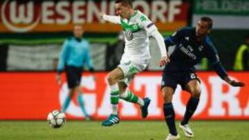 Draxler se anticipa a Danilo en una jugada.